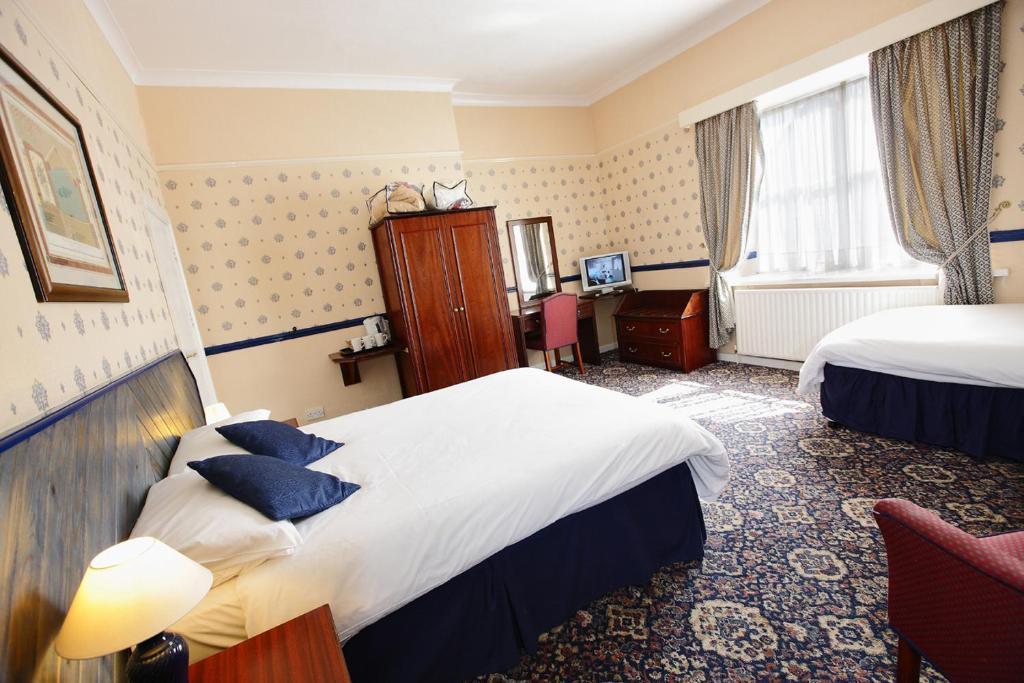 The Black Lion Royal Hotel Lampeter Habitación foto