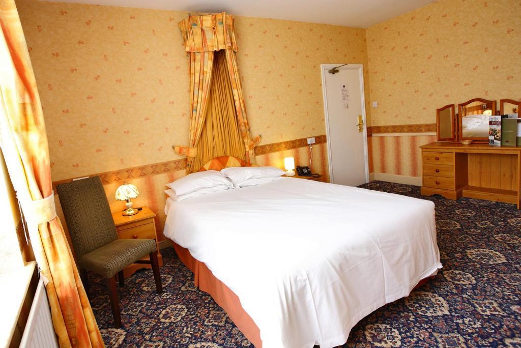 The Black Lion Royal Hotel Lampeter Habitación foto